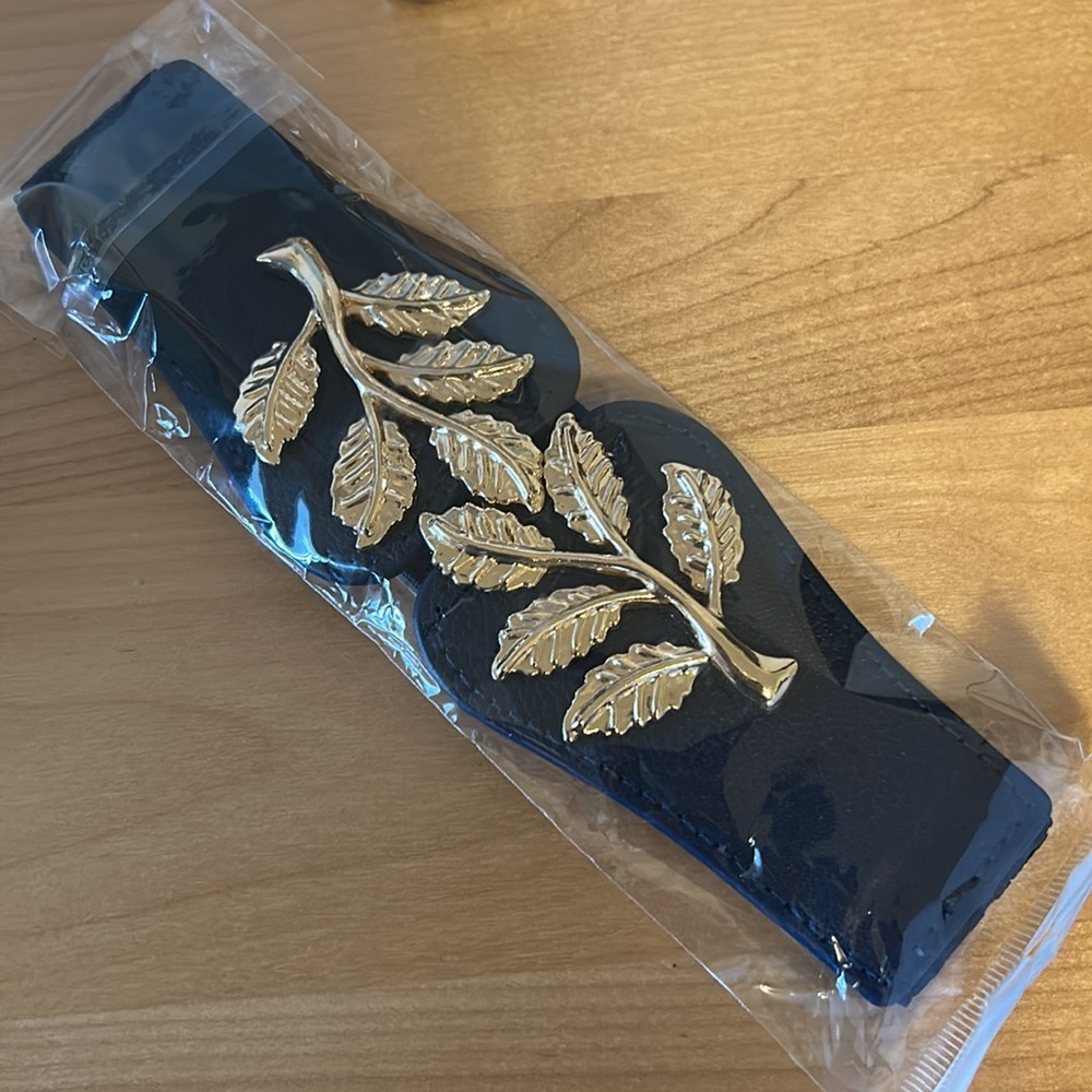 NWT Navy Stretch Belt with Gold Leaf Buckle - Picture 6 of 6